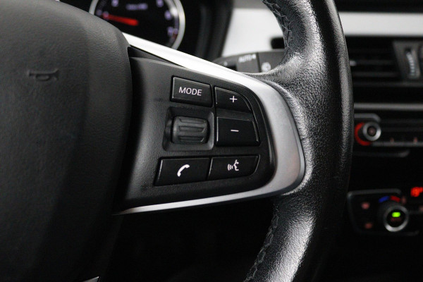 BMW X1 SDrive18i Executive Edition Automaat (NAVIGATIE, STOELVERWARMING, LED, PDC, 1e EIGENAAR, GOED ONDERHOUDEN)