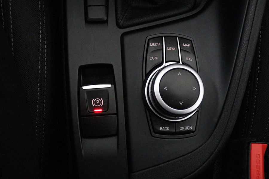 BMW X1 SDrive18i Executive Edition Automaat (NAVIGATIE, STOELVERWARMING, LED, PDC, 1e EIGENAAR, GOED ONDERHOUDEN)