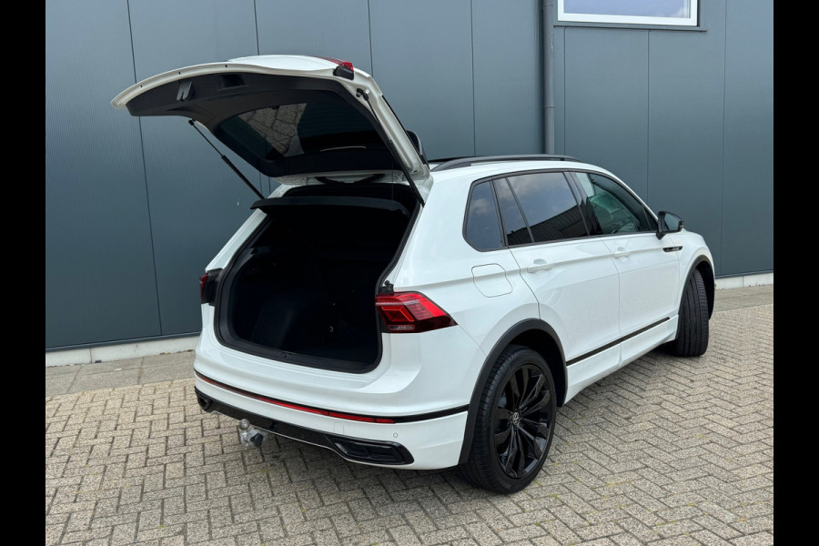 Volkswagen Tiguan 1.5 TSI * R-Line * Panorama * Visueel Cockpit * Trekhaak *