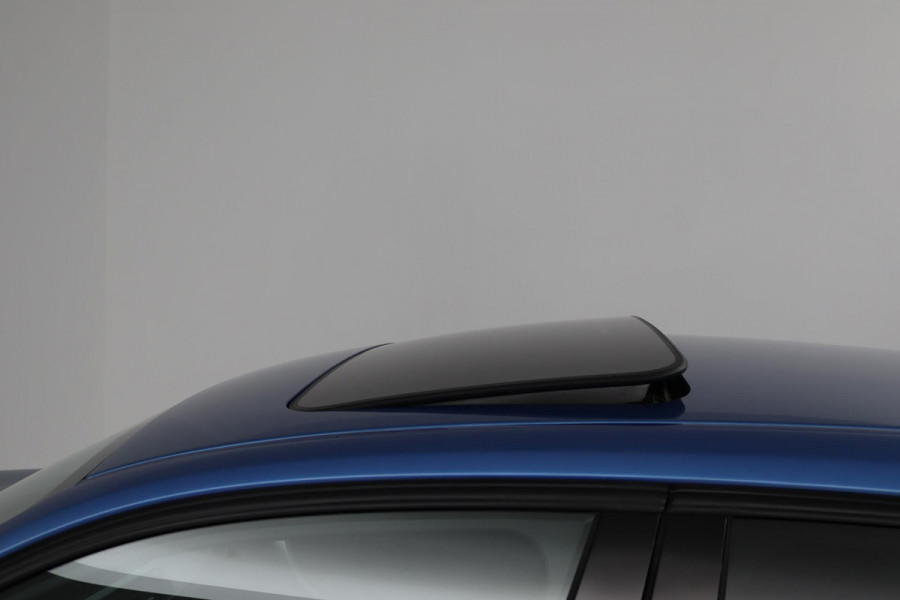 BMW 1-serie 118i High Executive M Sport AUTOMAAT (PANORAMADAK, M-PAKKET, STOELVERWARMING, LED, PARKEERSENSOREN)