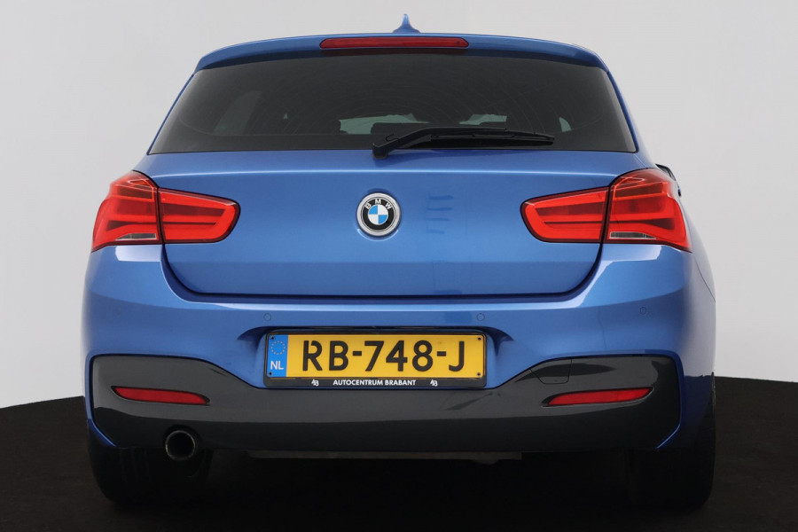 BMW 1-serie 118i High Executive M Sport AUTOMAAT (PANORAMADAK, M-PAKKET, STOELVERWARMING, LED, PARKEERSENSOREN)