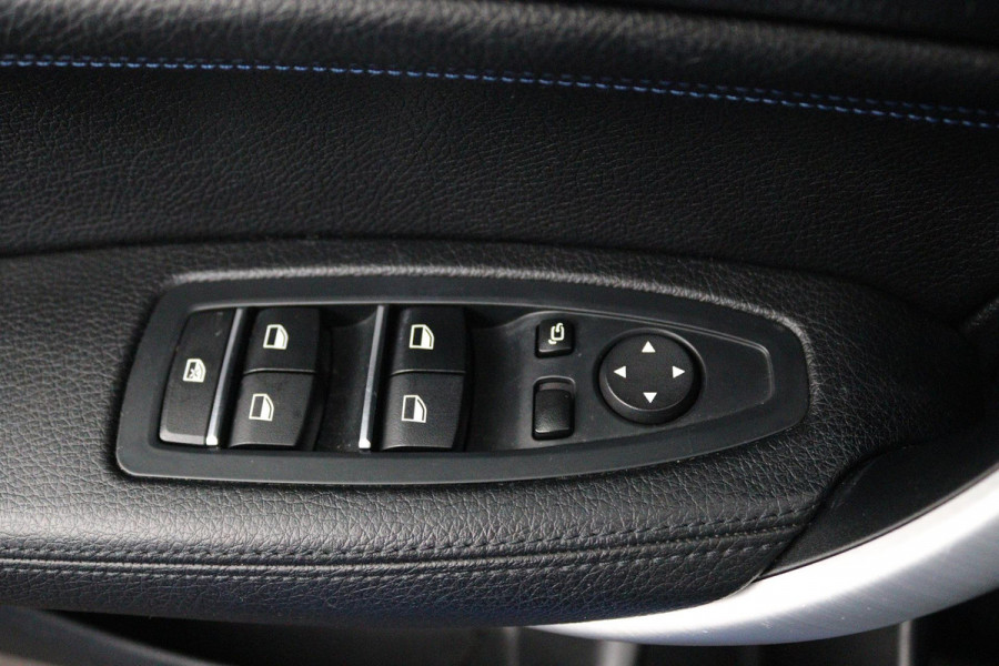 BMW 1-serie 118i High Executive M Sport AUTOMAAT (PANORAMADAK, M-PAKKET, STOELVERWARMING, LED, PARKEERSENSOREN)