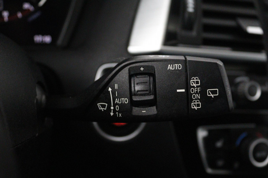 BMW 1-serie 118i High Executive M Sport AUTOMAAT (PANORAMADAK, M-PAKKET, STOELVERWARMING, LED, PARKEERSENSOREN)