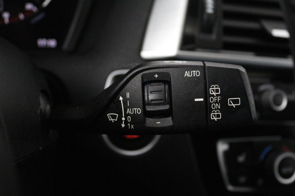 BMW 1-serie 118i High Executive M Sport AUTOMAAT (PANORAMADAK, M-PAKKET, STOELVERWARMING, LED, PARKEERSENSOREN)