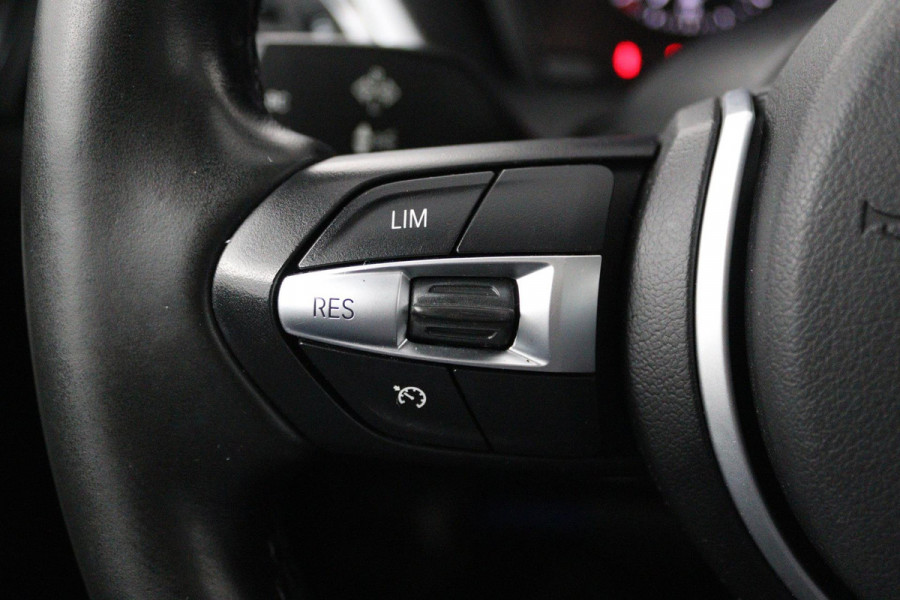 BMW 1-serie 118i High Executive M Sport AUTOMAAT (PANORAMADAK, M-PAKKET, STOELVERWARMING, LED, PARKEERSENSOREN)