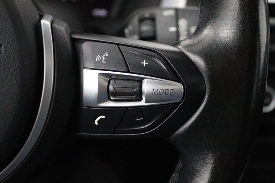 BMW 1-serie 118i High Executive M Sport AUTOMAAT (PANORAMADAK, M-PAKKET, STOELVERWARMING, LED, PARKEERSENSOREN)