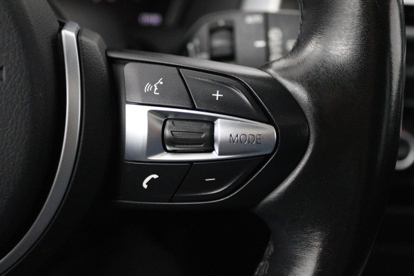 BMW 1-serie 118i High Executive M Sport AUTOMAAT (PANORAMADAK, M-PAKKET, STOELVERWARMING, LED, PARKEERSENSOREN)