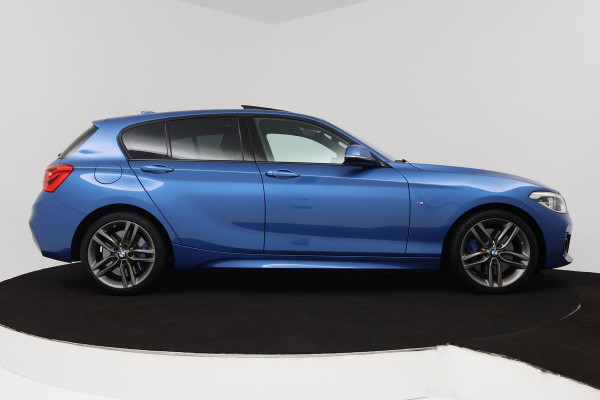 BMW 1-serie 118i High Executive M Sport AUTOMAAT (PANORAMADAK, M-PAKKET, STOELVERWARMING, LED, PARKEERSENSOREN)