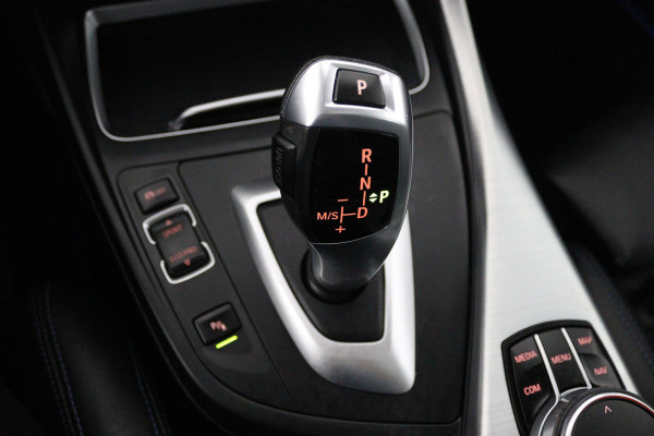 BMW 1-serie 118i High Executive M Sport AUTOMAAT (PANORAMADAK, M-PAKKET, STOELVERWARMING, LED, PARKEERSENSOREN)