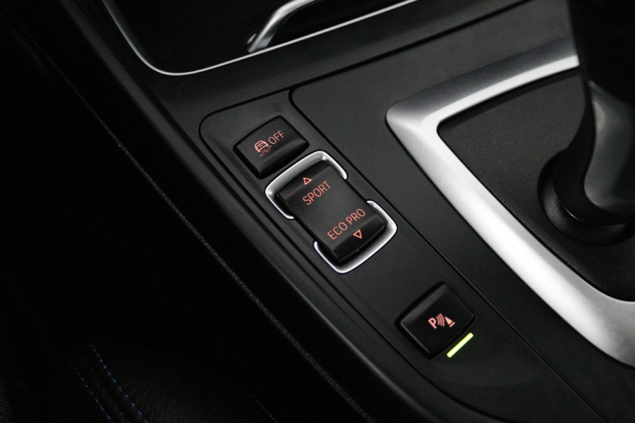 BMW 1-serie 118i High Executive M Sport AUTOMAAT (PANORAMADAK, M-PAKKET, STOELVERWARMING, LED, PARKEERSENSOREN)