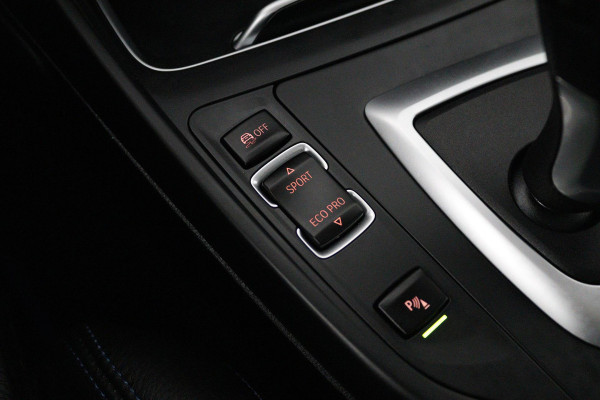 BMW 1-serie 118i High Executive M Sport AUTOMAAT (PANORAMADAK, M-PAKKET, STOELVERWARMING, LED, PARKEERSENSOREN)