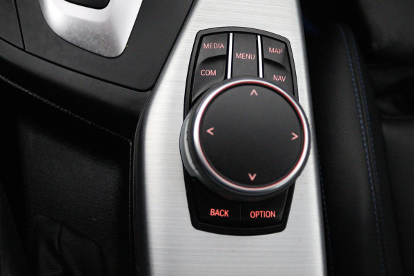 BMW 1-serie 118i High Executive M Sport AUTOMAAT (PANORAMADAK, M-PAKKET, STOELVERWARMING, LED, PARKEERSENSOREN)