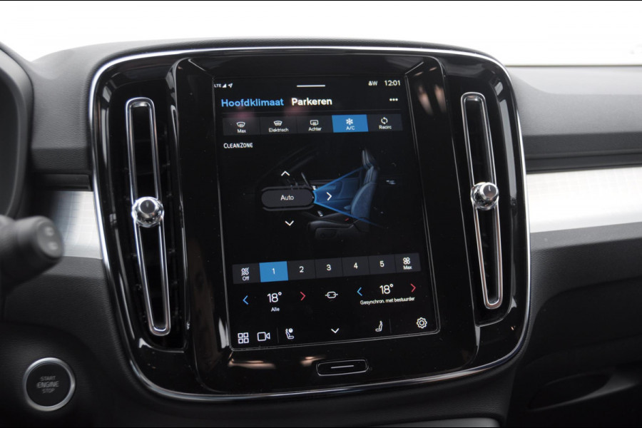Volvo XC40 B4 211PK Automaat Plus Dark / Adaptieve cruise control / Keyless entry / Elektrische stoelen / Trekhaak / Elektrische achterklep / Stoel en stuurwielverwarming / Harman kardon audio / BLIS /