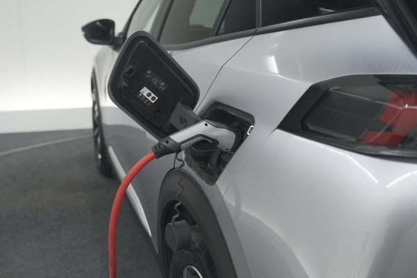 Peugeot e-2008 EV Allure Pack 50 kWh | 3 Fase Laadfunctie | Camera | Navigatie | Parkeersensoren | Apple Carplay