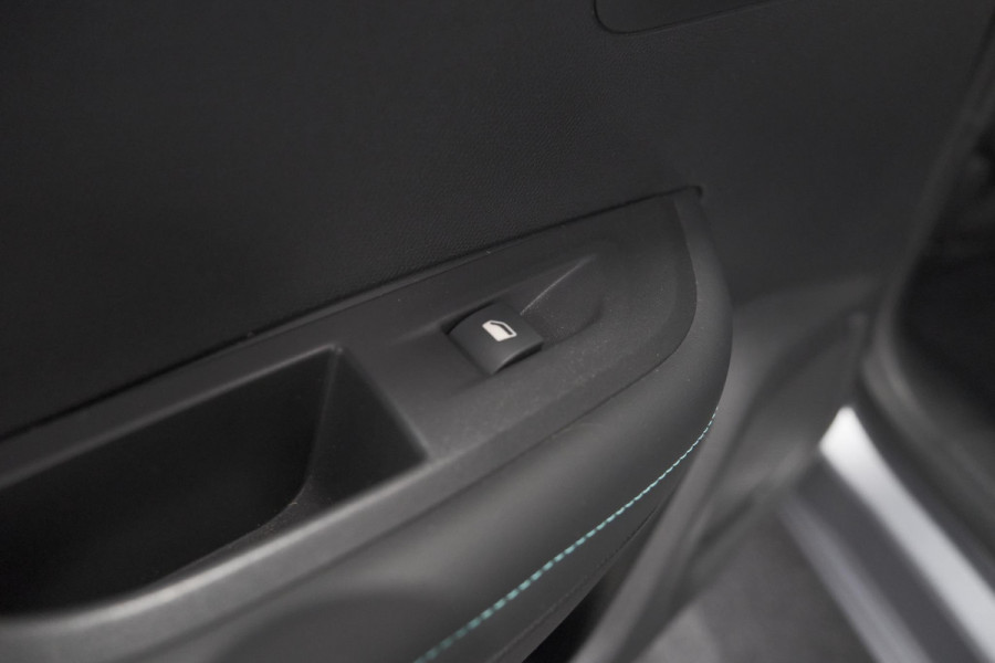 Peugeot e-2008 EV Allure Pack 50 kWh | 3 Fase Laadfunctie | Camera | Navigatie | Parkeersensoren | Apple Carplay