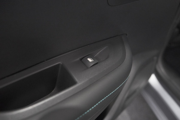 Peugeot e-2008 EV Allure Pack 50 kWh | 3 Fase Laadfunctie | Camera | Navigatie | Parkeersensoren | Apple Carplay