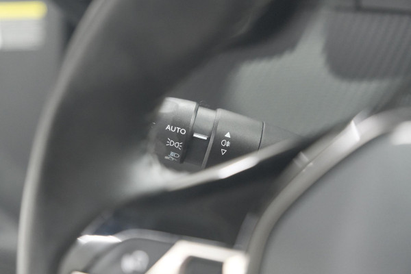 Peugeot e-2008 EV Allure Pack 50 kWh | 3 Fase Laadfunctie | Camera | Navigatie | Parkeersensoren | Apple Carplay