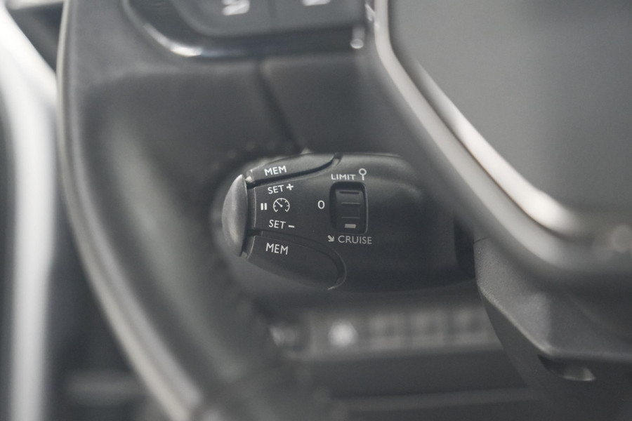 Peugeot e-2008 EV Allure Pack 50 kWh | 3 Fase Laadfunctie | Camera | Navigatie | Parkeersensoren | Apple Carplay