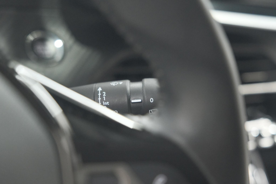 Peugeot e-2008 EV Allure Pack 50 kWh | 3 Fase Laadfunctie | Camera | Navigatie | Parkeersensoren | Apple Carplay