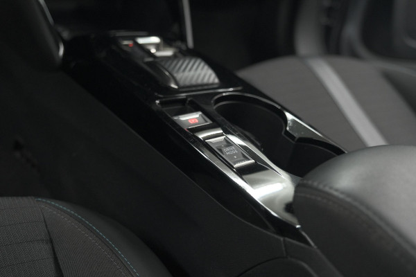 Peugeot e-2008 EV Allure Pack 50 kWh | 3 Fase Laadfunctie | Camera | Navigatie | Parkeersensoren | Apple Carplay