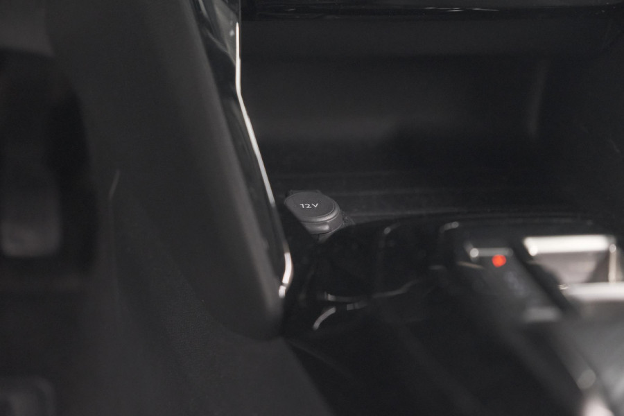 Peugeot e-2008 EV Allure Pack 50 kWh | 3 Fase Laadfunctie | Camera | Navigatie | Parkeersensoren | Apple Carplay