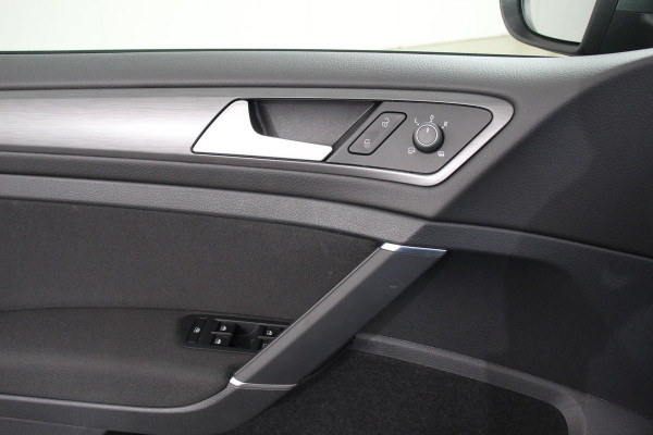 Volkswagen e-Golf e-Golf Navigatie Digitale cockpit Led Bluetooth Cruise control adaptive Lichtmetalen Velgen