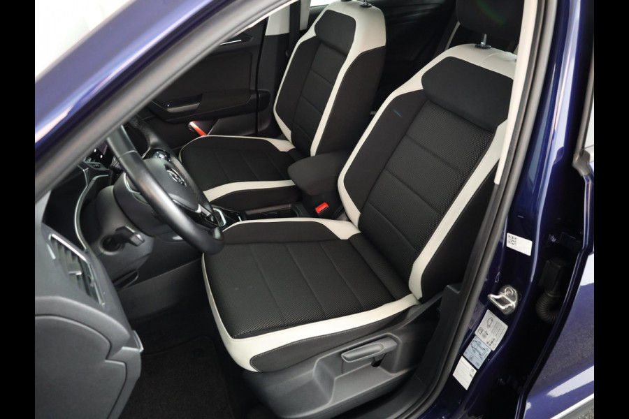 Volkswagen T-Roc 1.5 TSI Sport 150 pk Automaat (DSG) | Navigatie | Parkeersensoren | Achteruitrijcamera | Adaptieve cruise control | LED koplampen |