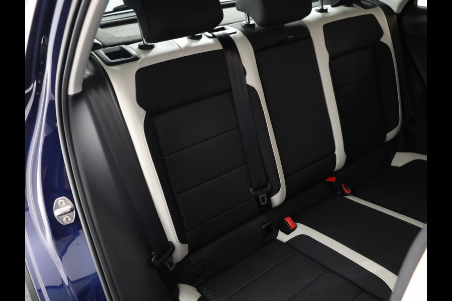 Volkswagen T-Roc 1.5 TSI Sport 150 pk Automaat (DSG) | Navigatie | Parkeersensoren | Achteruitrijcamera | Adaptieve cruise control | LED koplampen |