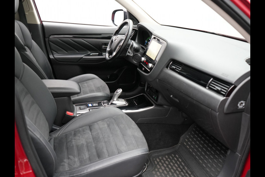 Mitsubishi Outlander 2.4 Intense Plug In Hybrid 225pk Dealer O.H. PHEV | Alcantara Sportstoelen | Trekhaak Afneembaar | Navigatie | Camera | Apple Carplay | DAB | L.M. 18" | Climate Control | Cruise Control | Stoelverwarming |