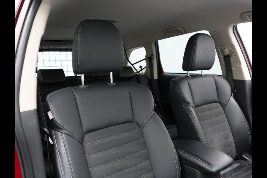 Mitsubishi Outlander 2.4 Intense Plug In Hybrid 225pk Dealer O.H. PHEV | Alcantara Sportstoelen | Trekhaak Afneembaar | Navigatie | Camera | Apple Carplay | DAB | L.M. 18" | Climate Control | Cruise Control | Stoelverwarming |