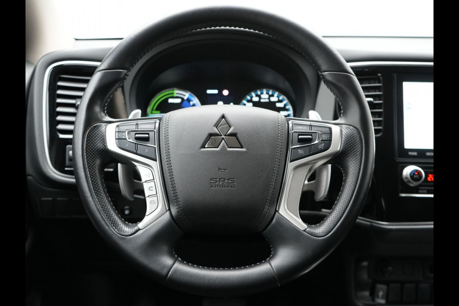 Mitsubishi Outlander 2.4 Intense Plug In Hybrid 225pk Dealer O.H. PHEV | Alcantara Sportstoelen | Trekhaak Afneembaar | Navigatie | Camera | Apple Carplay | DAB | L.M. 18" | Climate Control | Cruise Control | Stoelverwarming |