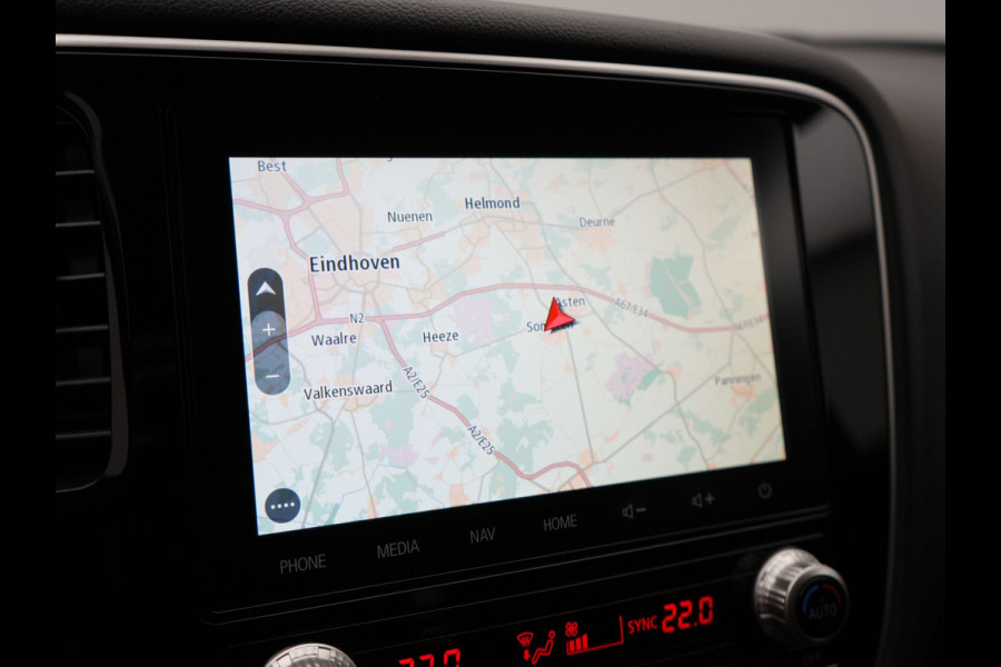 Mitsubishi Outlander 2.4 Intense Plug In Hybrid 225pk Dealer O.H. PHEV | Alcantara Sportstoelen | Trekhaak Afneembaar | Navigatie | Camera | Apple Carplay | DAB | L.M. 18" | Climate Control | Cruise Control | Stoelverwarming |