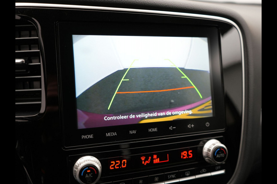 Mitsubishi Outlander 2.4 Intense Plug In Hybrid 225pk Dealer O.H. PHEV | Alcantara Sportstoelen | Trekhaak Afneembaar | Navigatie | Camera | Apple Carplay | DAB | L.M. 18" | Climate Control | Cruise Control | Stoelverwarming |
