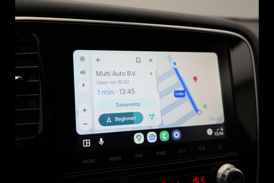 Mitsubishi Outlander 2.4 Intense Plug In Hybrid 225pk Dealer O.H. PHEV | Alcantara Sportstoelen | Trekhaak Afneembaar | Navigatie | Camera | Apple Carplay | DAB | L.M. 18" | Climate Control | Cruise Control | Stoelverwarming |