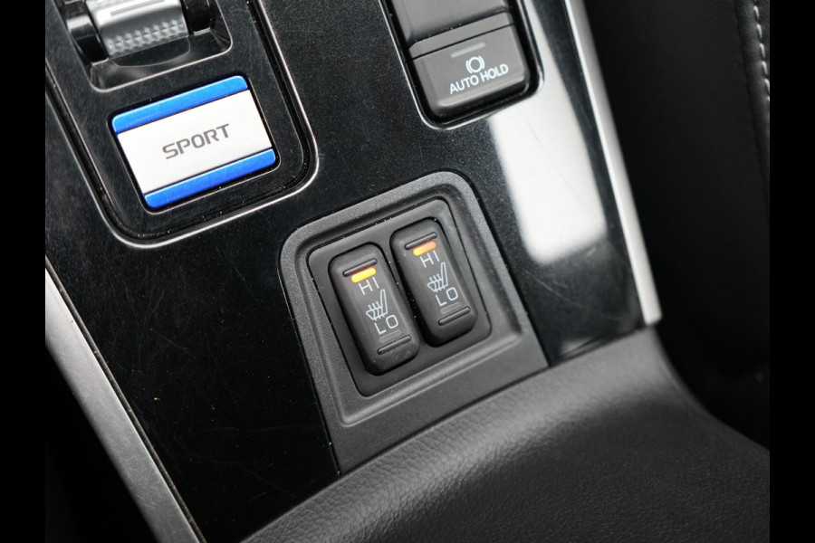 Mitsubishi Outlander 2.4 Intense Plug In Hybrid 225pk Dealer O.H. PHEV | Alcantara Sportstoelen | Trekhaak Afneembaar | Navigatie | Camera | Apple Carplay | DAB | L.M. 18" | Climate Control | Cruise Control | Stoelverwarming |