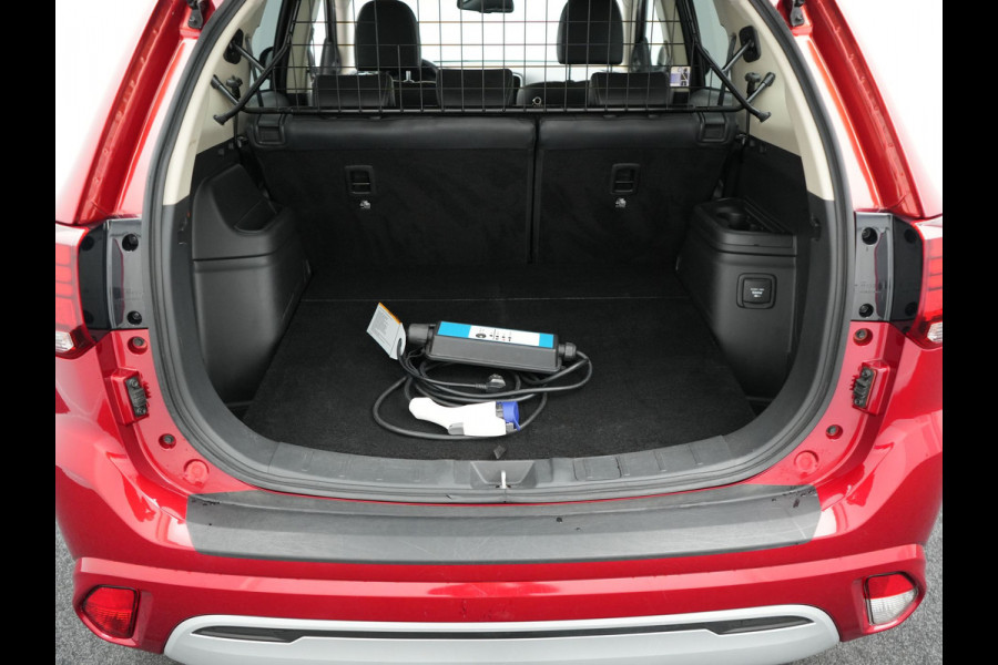 Mitsubishi Outlander 2.4 Intense Plug In Hybrid 225pk Dealer O.H. PHEV | Alcantara Sportstoelen | Trekhaak Afneembaar | Navigatie | Camera | Apple Carplay | DAB | L.M. 18" | Climate Control | Cruise Control | Stoelverwarming |