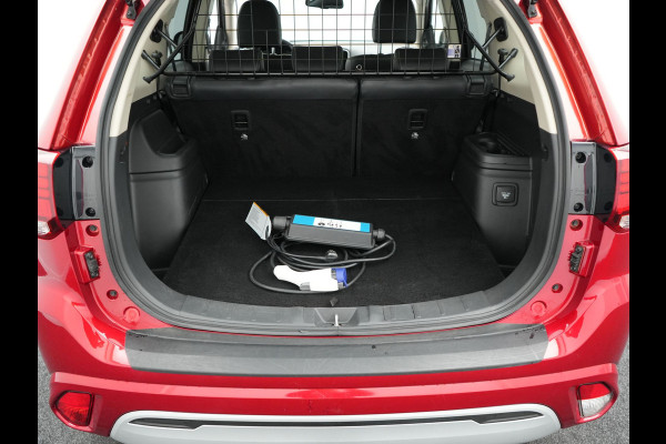 Mitsubishi Outlander 2.4 Intense Plug In Hybrid 225pk Dealer O.H. PHEV | Alcantara Sportstoelen | Trekhaak Afneembaar | Navigatie | Camera | Apple Carplay | DAB | L.M. 18" | Climate Control | Cruise Control | Stoelverwarming |