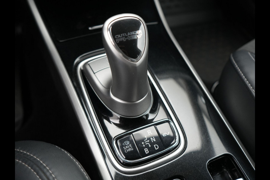 Mitsubishi Outlander 2.4 Intense Plug In Hybrid 225pk Dealer O.H. PHEV | Alcantara Sportstoelen | Trekhaak Afneembaar | Navigatie | Camera | Apple Carplay | DAB | L.M. 18" | Climate Control | Cruise Control | Stoelverwarming |