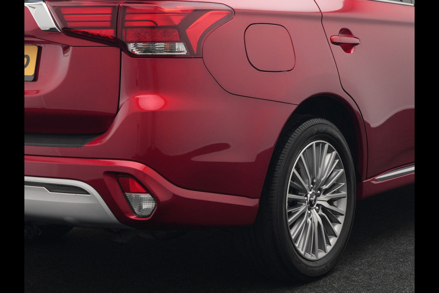 Mitsubishi Outlander 2.4 Intense Plug In Hybrid 225pk Dealer O.H. PHEV | Alcantara Sportstoelen | Trekhaak Afneembaar | Navigatie | Camera | Apple Carplay | DAB | L.M. 18" | Climate Control | Cruise Control | Stoelverwarming |