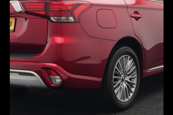 Mitsubishi Outlander 2.4 Intense Plug In Hybrid 225pk Dealer O.H. PHEV | Alcantara Sportstoelen | Trekhaak Afneembaar | Navigatie | Camera | Apple Carplay | DAB | L.M. 18" | Climate Control | Cruise Control | Stoelverwarming |