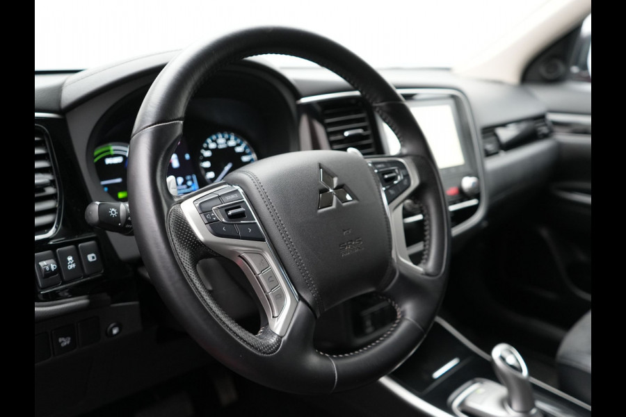 Mitsubishi Outlander 2.4 Intense Plug In Hybrid 225pk Dealer O.H. PHEV | Alcantara Sportstoelen | Trekhaak Afneembaar | Navigatie | Camera | Apple Carplay | DAB | L.M. 18" | Climate Control | Cruise Control | Stoelverwarming |