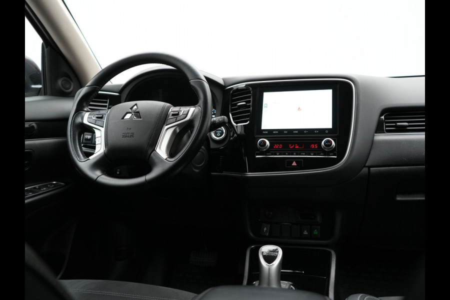 Mitsubishi Outlander 2.4 Intense Plug In Hybrid 225pk Dealer O.H. PHEV | Alcantara Sportstoelen | Trekhaak Afneembaar | Navigatie | Camera | Apple Carplay | DAB | L.M. 18" | Climate Control | Cruise Control | Stoelverwarming |