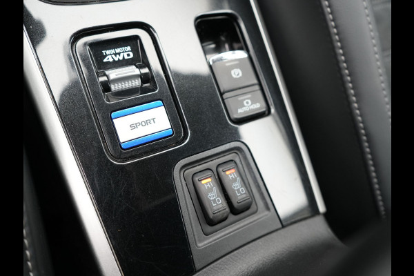 Mitsubishi Outlander 2.4 Intense Plug In Hybrid 225pk Dealer O.H. PHEV | Alcantara Sportstoelen | Trekhaak Afneembaar | Navigatie | Camera | Apple Carplay | DAB | L.M. 18" | Climate Control | Cruise Control | Stoelverwarming |