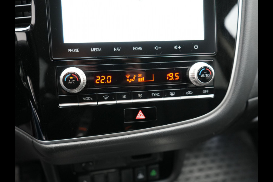 Mitsubishi Outlander 2.4 Intense Plug In Hybrid 225pk Dealer O.H. PHEV | Alcantara Sportstoelen | Trekhaak Afneembaar | Navigatie | Camera | Apple Carplay | DAB | L.M. 18" | Climate Control | Cruise Control | Stoelverwarming |