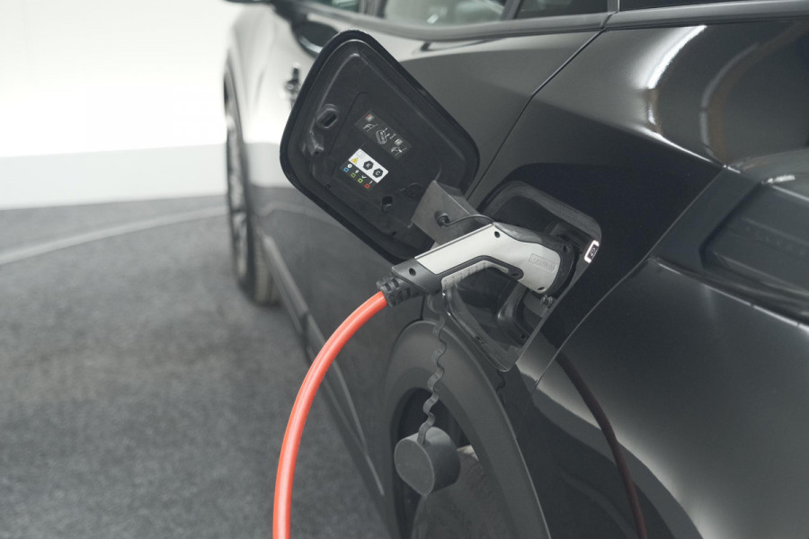 Peugeot e-2008 EV Active Pack 50 kWh | Camera | Navigatie | Parkeersensoren | Climate Control