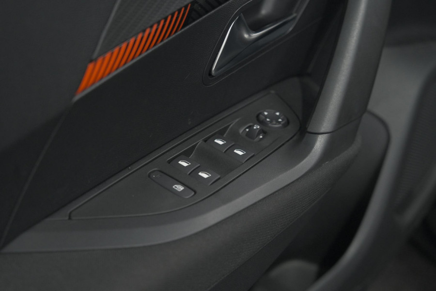 Peugeot e-2008 EV Active Pack 50 kWh | Camera | Navigatie | Parkeersensoren | Climate Control