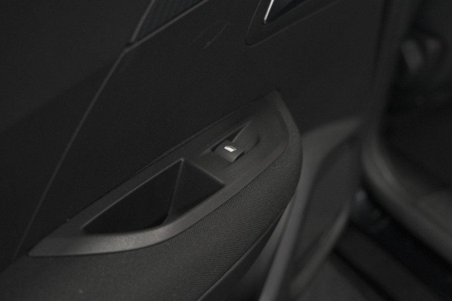 Peugeot e-2008 EV Active Pack 50 kWh | Camera | Navigatie | Parkeersensoren | Climate Control