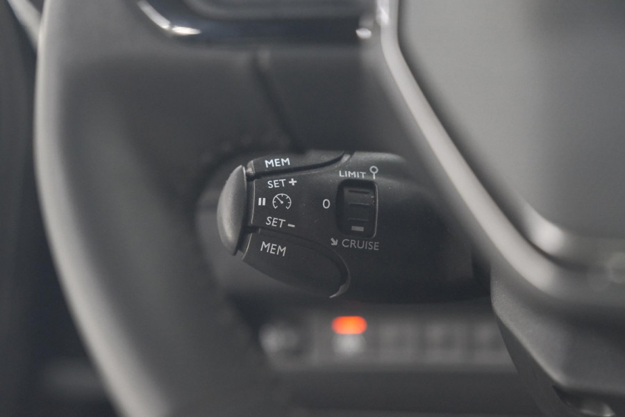 Peugeot e-2008 EV Active Pack 50 kWh | Camera | Navigatie | Parkeersensoren | Climate Control