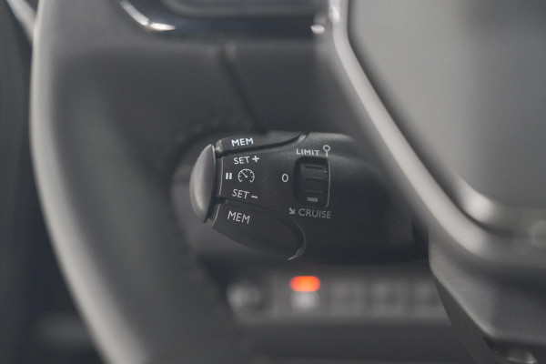 Peugeot e-2008 EV Active Pack 50 kWh | Camera | Navigatie | Parkeersensoren | Climate Control