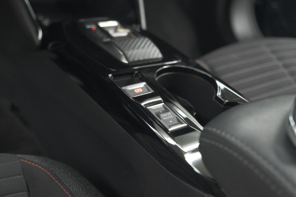 Peugeot e-2008 EV Active Pack 50 kWh | Camera | Navigatie | Parkeersensoren | Climate Control